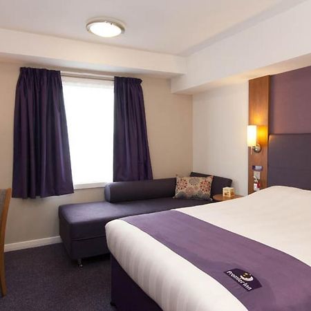 Premier Inn Epsom Central ภายนอก รูปภาพ