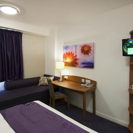 Premier Inn Epsom Central ภายนอก รูปภาพ