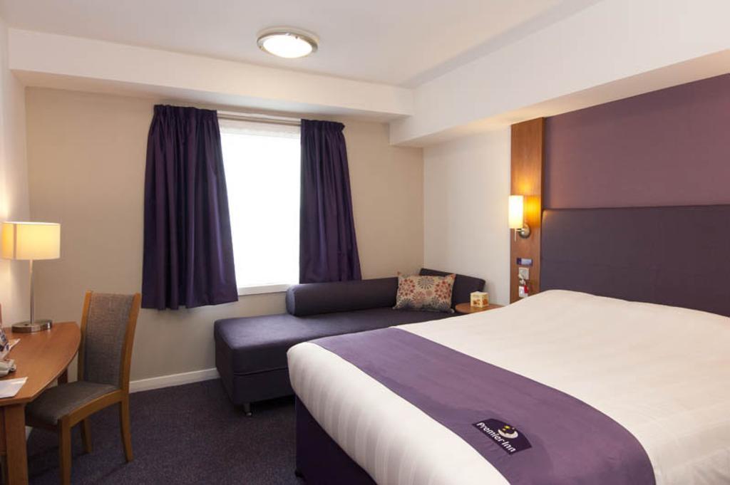 Premier Inn Epsom Central ภายนอก รูปภาพ