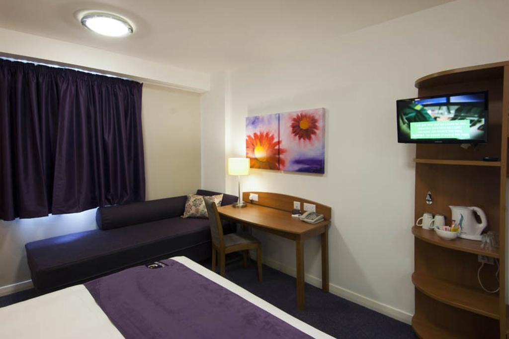 Premier Inn Epsom Central ภายนอก รูปภาพ