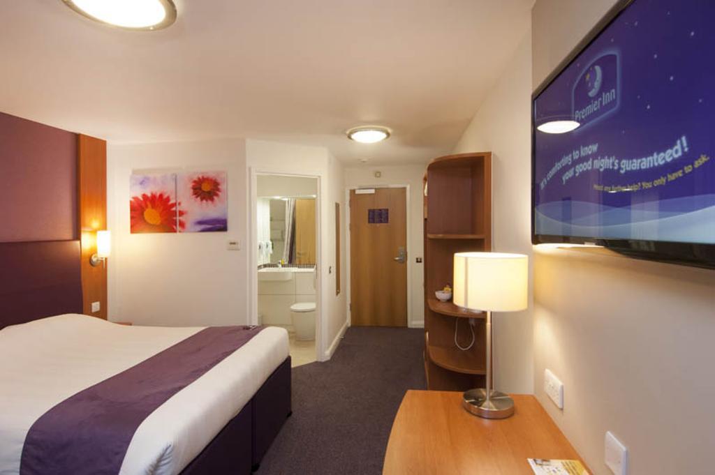 Premier Inn Epsom Central ภายนอก รูปภาพ