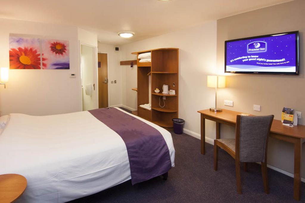 Premier Inn Epsom Central ภายนอก รูปภาพ