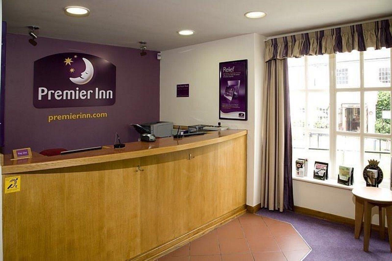 Premier Inn Epsom Central ภายนอก รูปภาพ