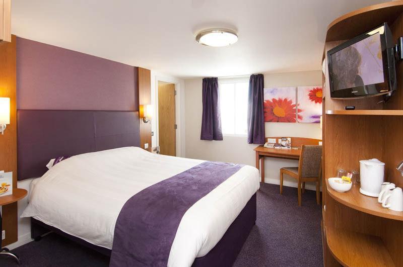 Premier Inn Epsom Central ภายนอก รูปภาพ