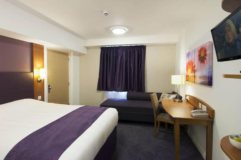 Premier Inn Epsom Central ภายนอก รูปภาพ