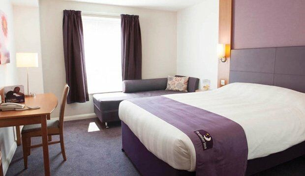 Premier Inn Epsom Central ภายนอก รูปภาพ